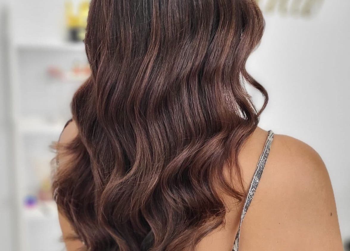 Cabello ondulado y elegante en Laly's Stylist, Fuengirola, Andalucía, ES.