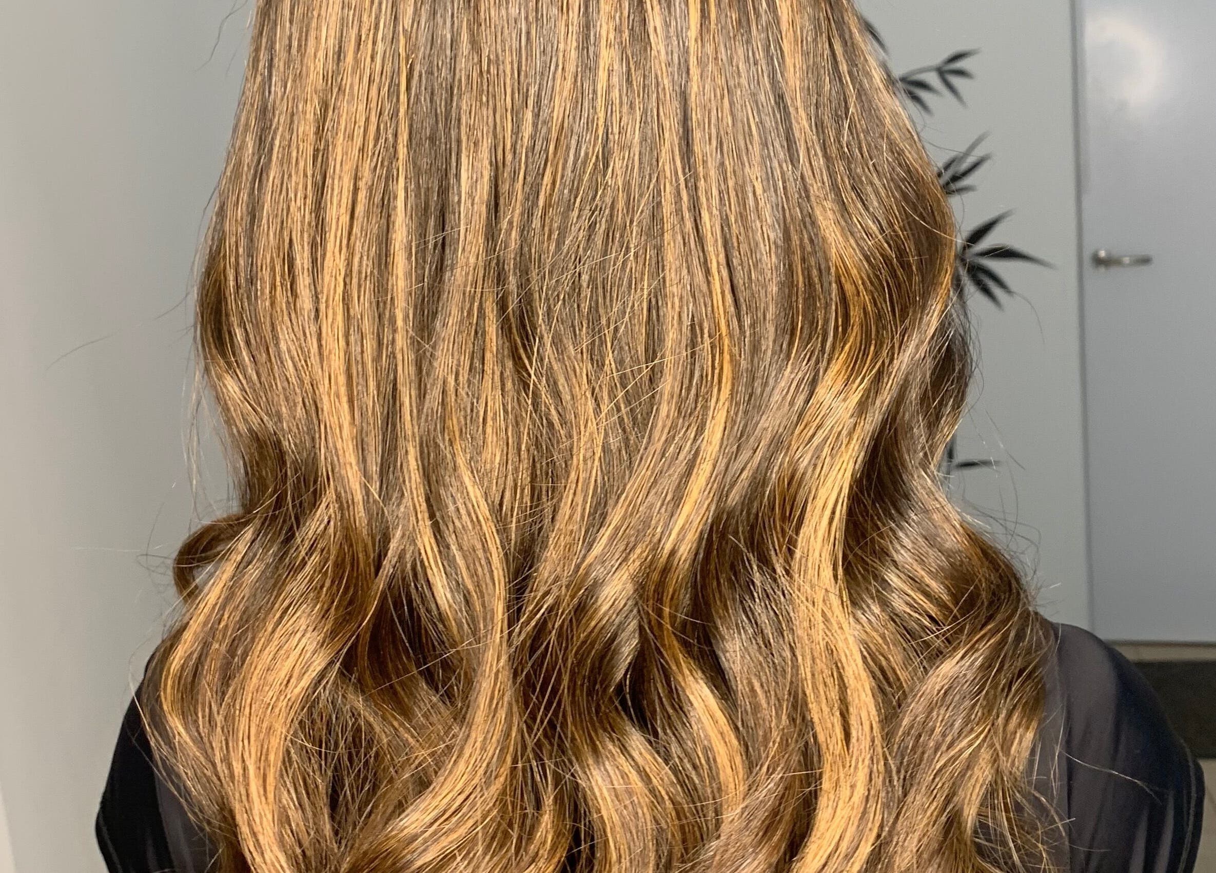 Peinado con ondas doradas en Laly's Stylist, Fuengirola, Andalucía, ES.