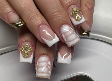 Elegant nail art with gold accents at Muse Sculpt Studio, Wolverhampton, England, GB.