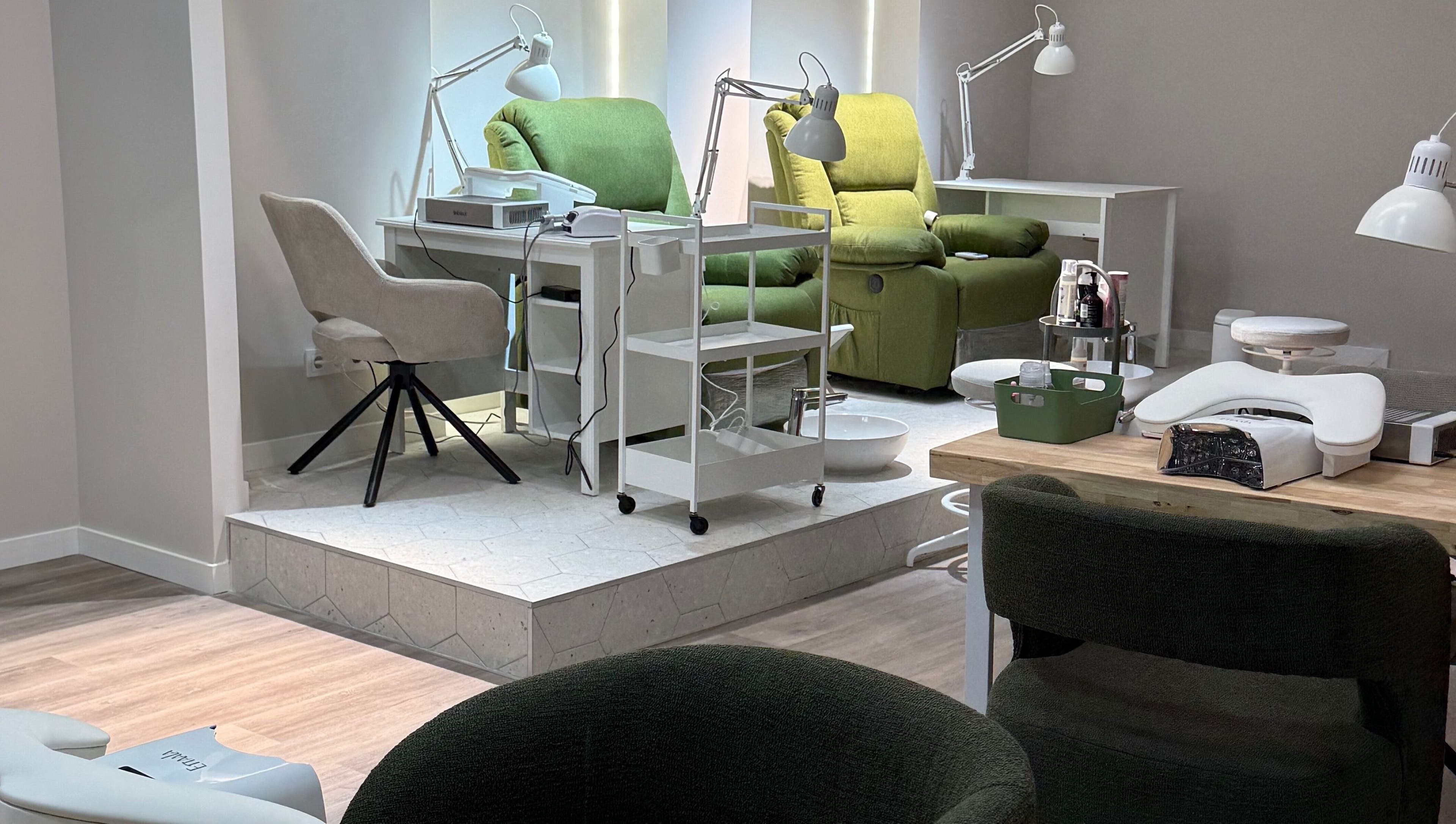 Інтер'єр Monú Space, València, Comunidad Valenciana, ES з комфортними кріслами для манікюру.
