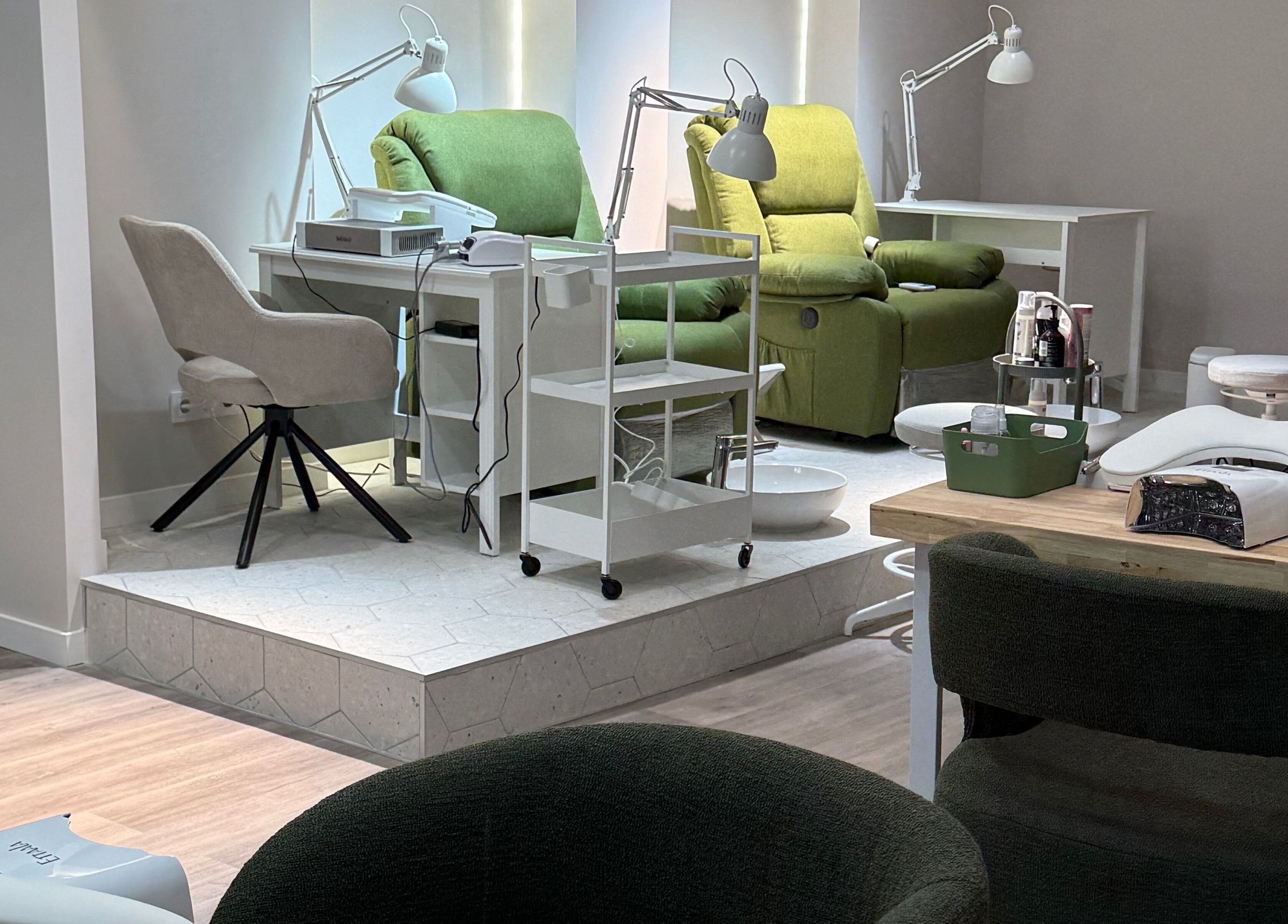 Інтер'єр Monú Space, València, Comunidad Valenciana, ES з комфортними кріслами для манікюру.