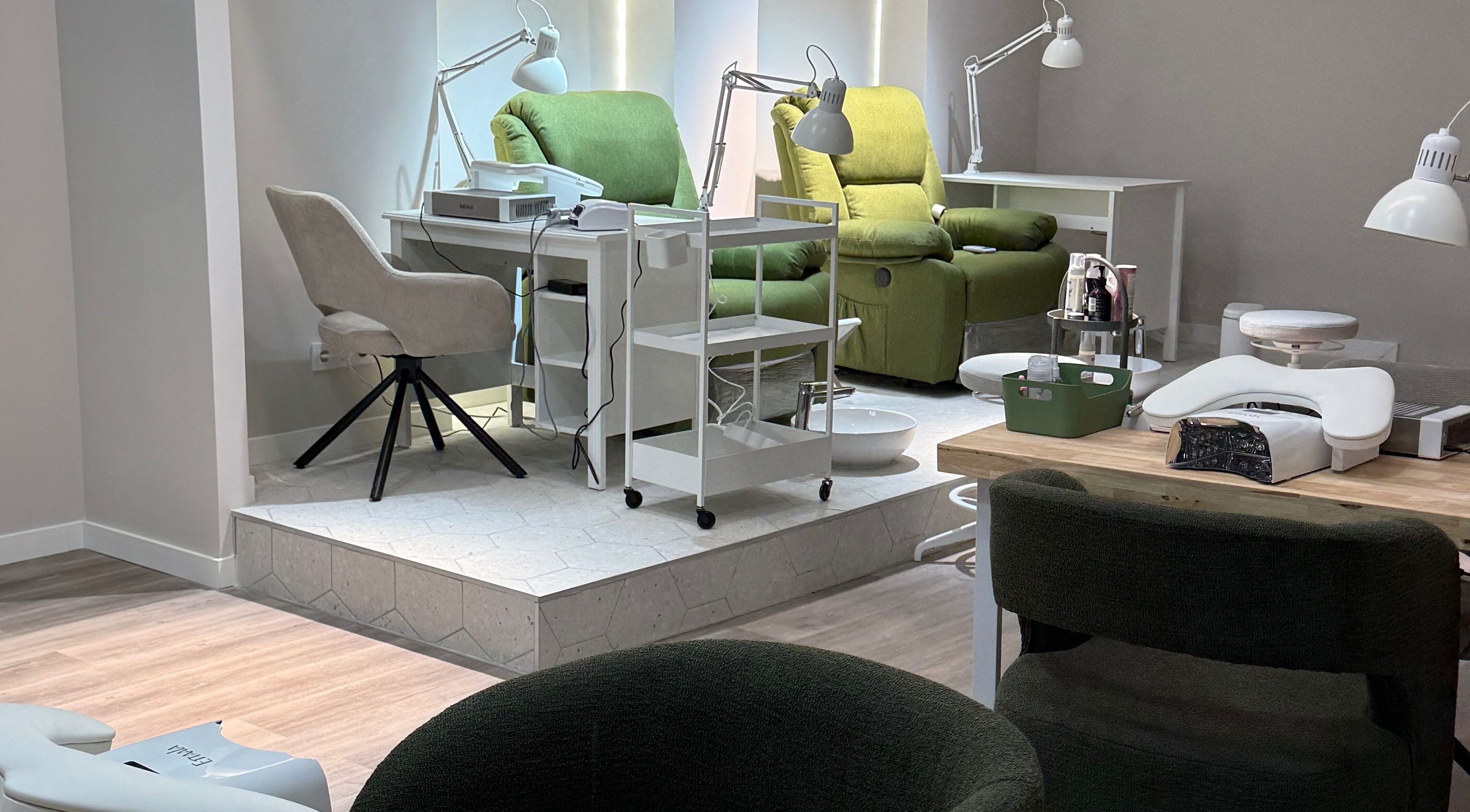 Інтер'єр Monú Space, València, Comunidad Valenciana, ES з комфортними кріслами для манікюру.