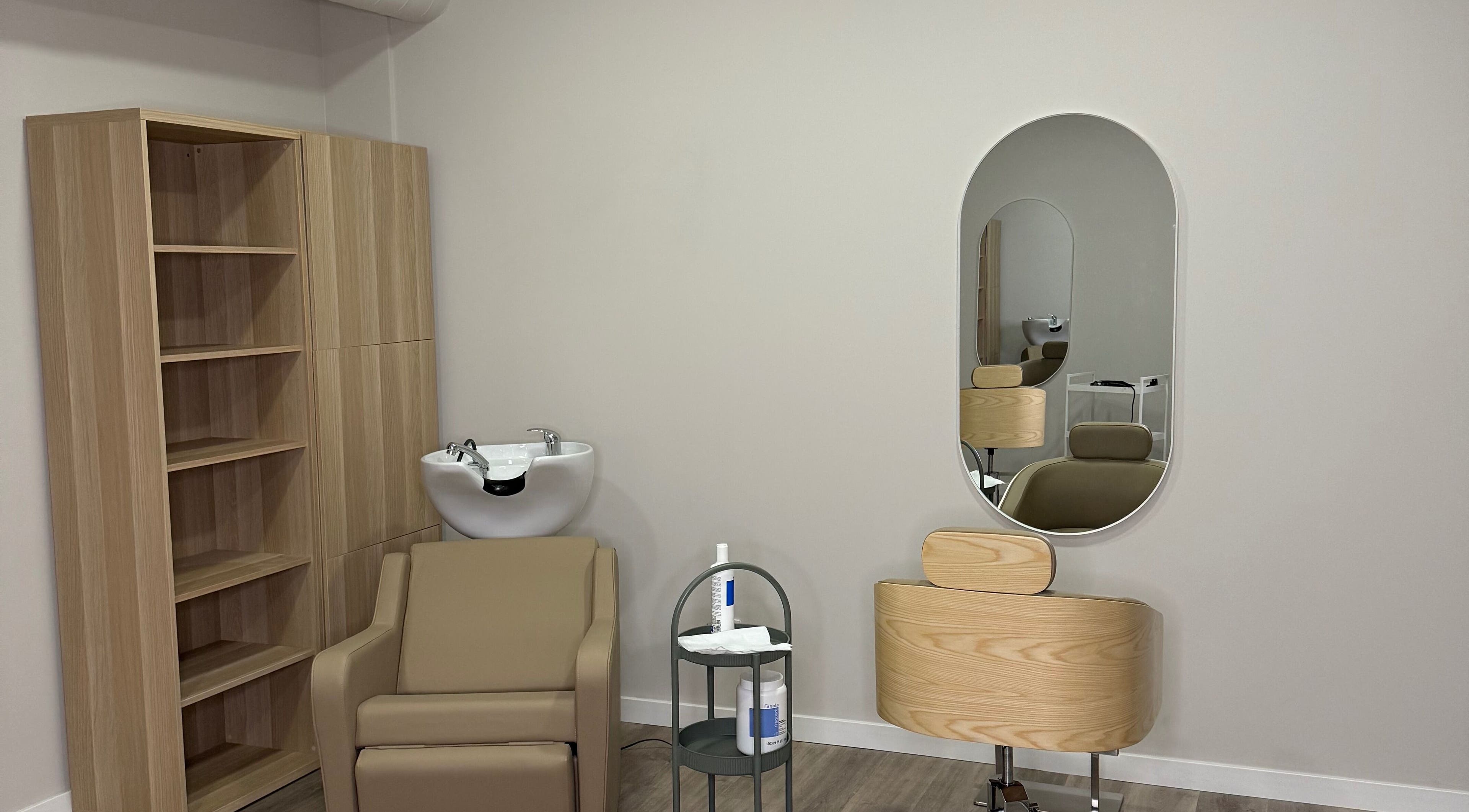 Стильний інтер'єр салону Monú Space у Валенсії, Comunidad Valenciana, ES з сучасним обладнанням.