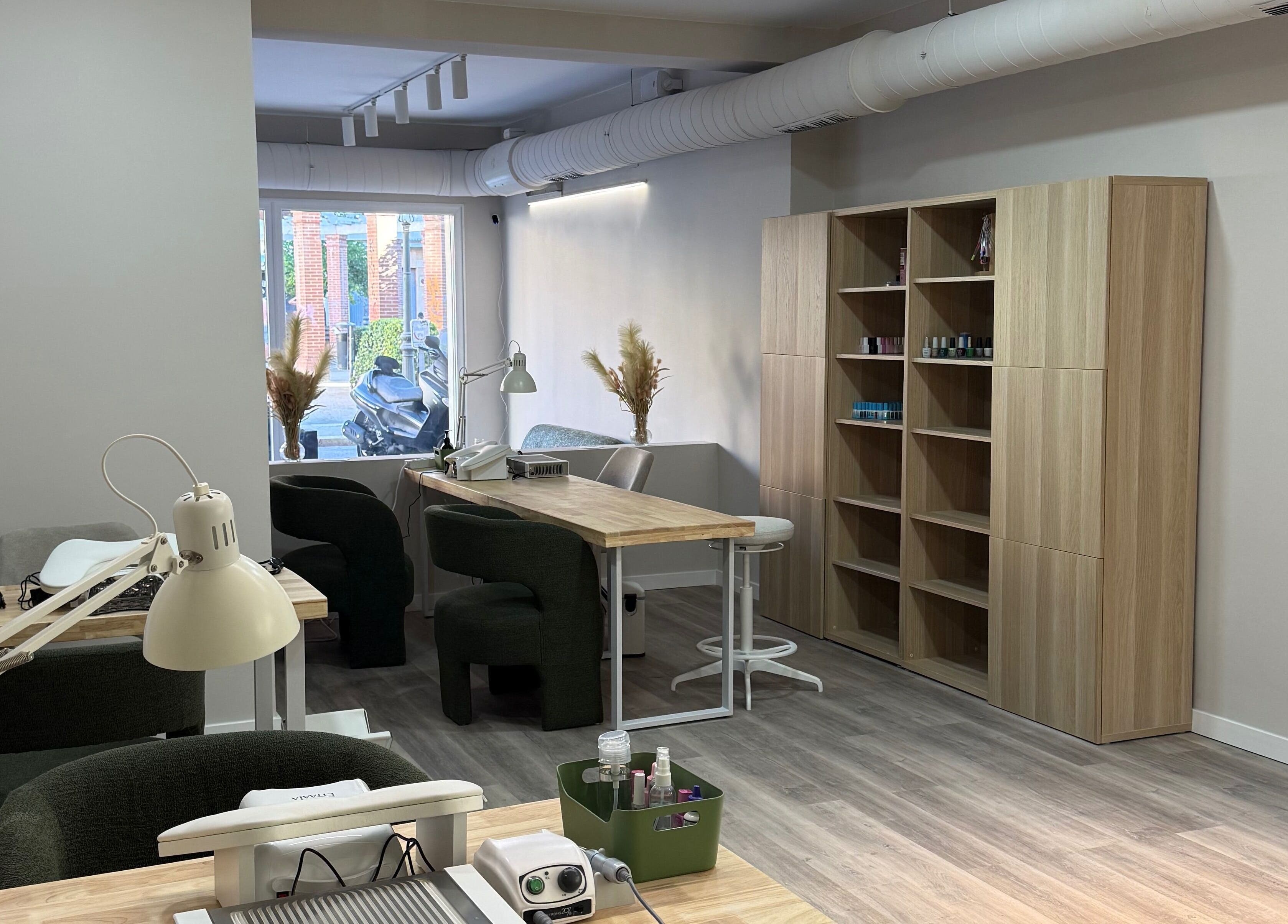 Затишний інтер'єр Monú Space у Валенсії з меблями для краси та догляду.