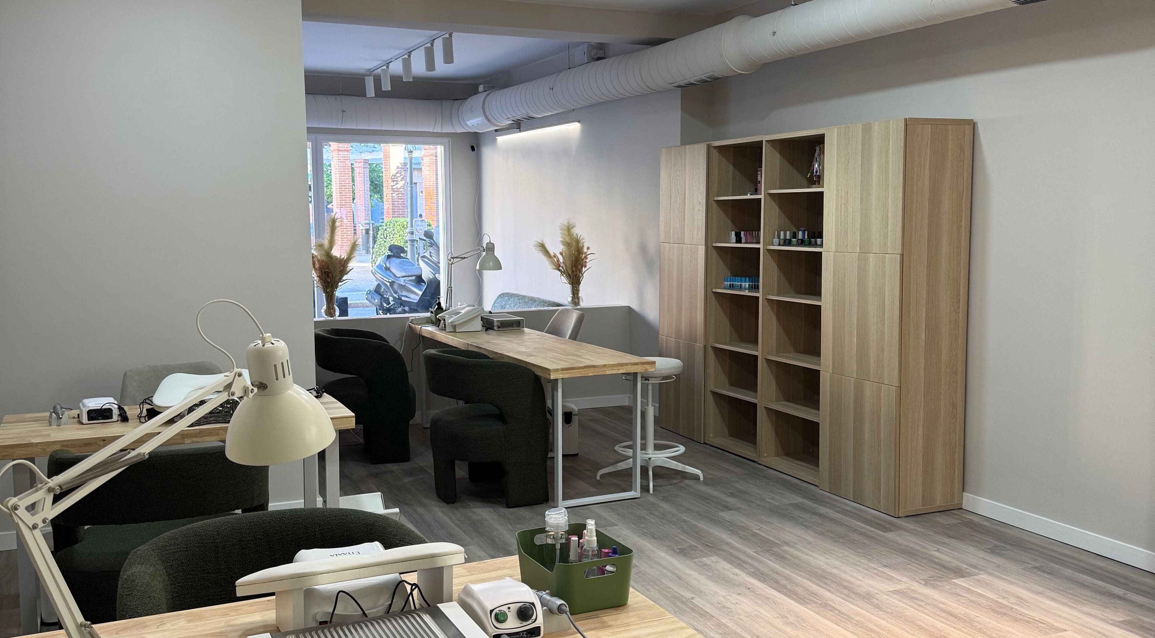 Затишний інтер'єр Monú Space у Валенсії з меблями для краси та догляду.