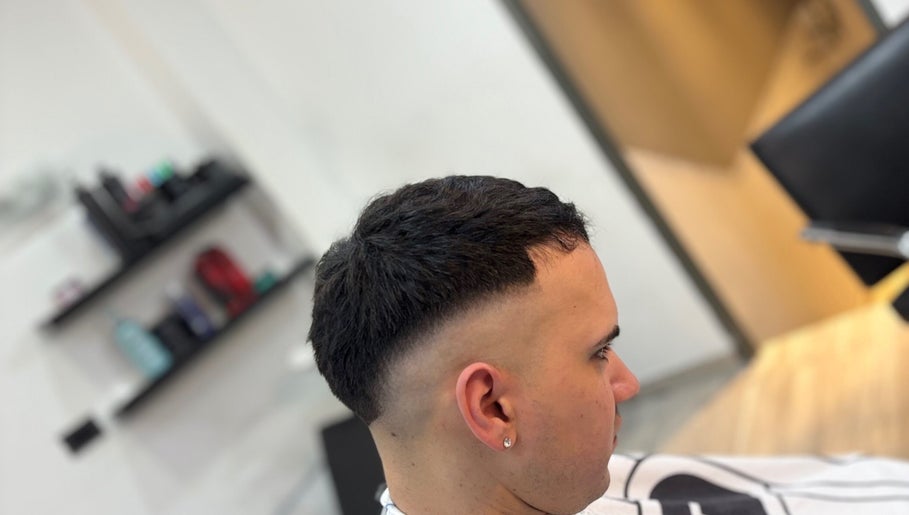 Corte de cabello moderno en alfabarber, Buenos Aires, Ciudad Autónoma De Buenos Aires, AR.
