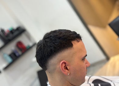 Corte de cabello moderno en alfabarber, Buenos Aires, Ciudad Autónoma De Buenos Aires, AR.