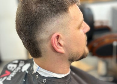 Hombre con corte moderno en alfabarber, Buenos Aires, Ciudad Autónoma De Buenos Aires, AR.