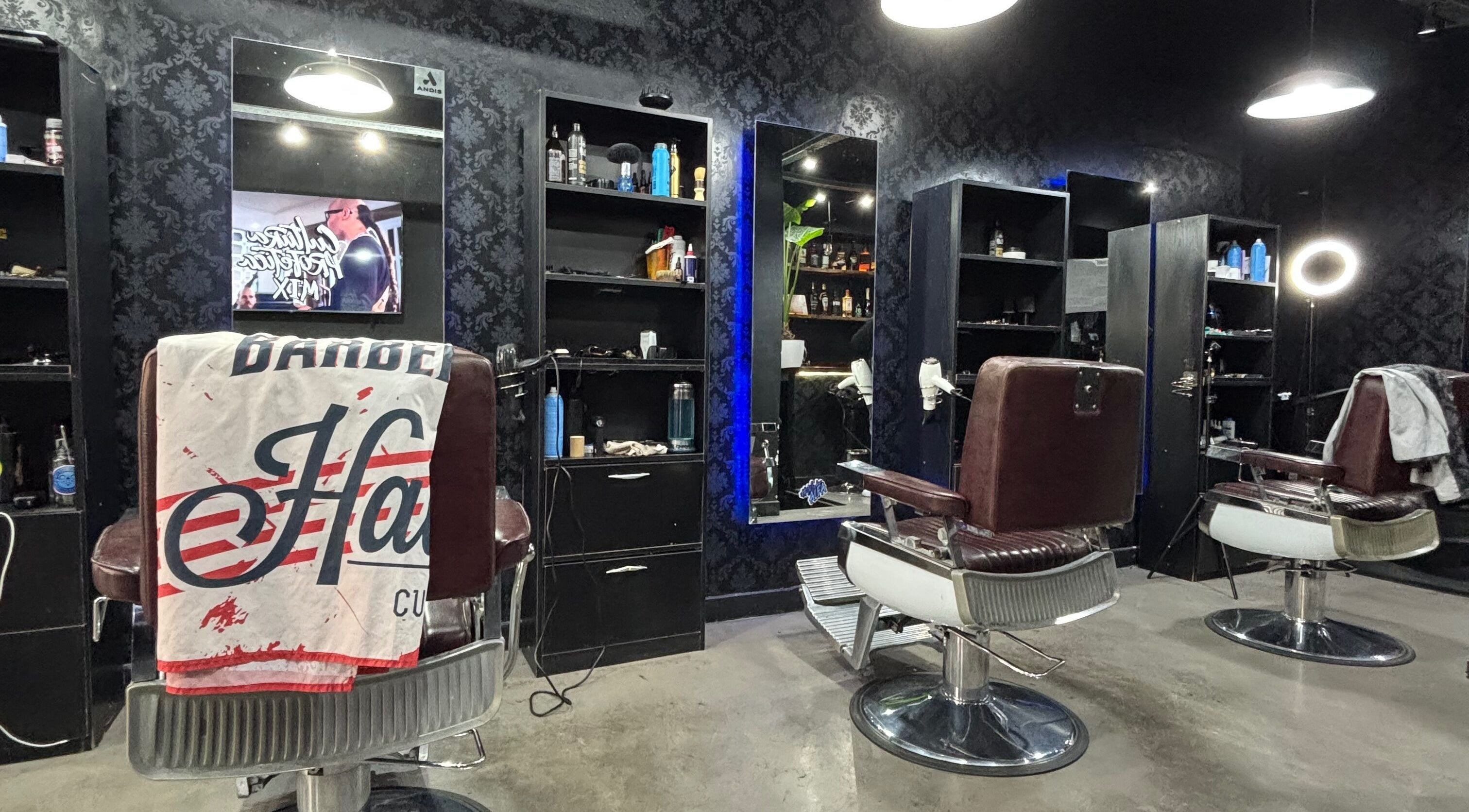 Interior moderno de lautibarber en Buenos Aires, Ciudad Autónoma De Buenos Aires, AR con sillas de barbería.
