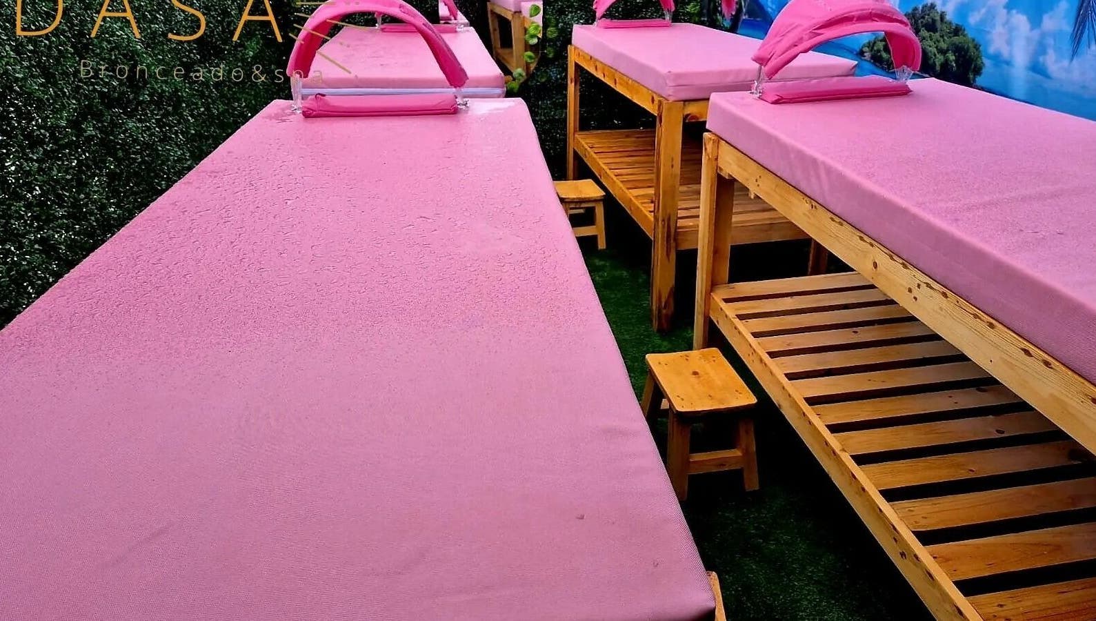 Camillas rosas en Dasa Bronceado&Spa, Buenaventura, Valle Del Cauca, CO, ideales para relajación y bienestar.