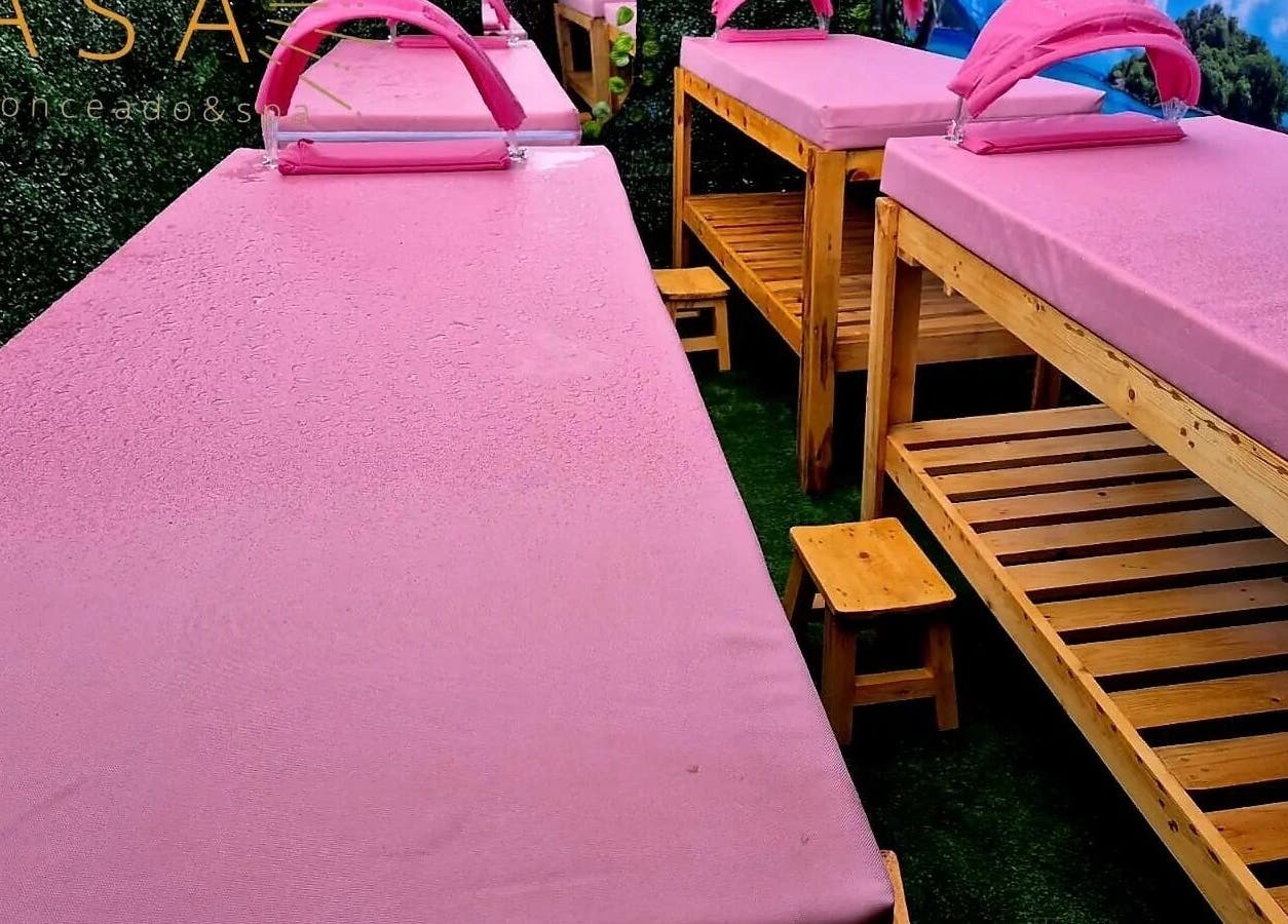 Camillas rosas en Dasa Bronceado&Spa, Buenaventura, Valle Del Cauca, CO, ideales para relajación y bienestar.