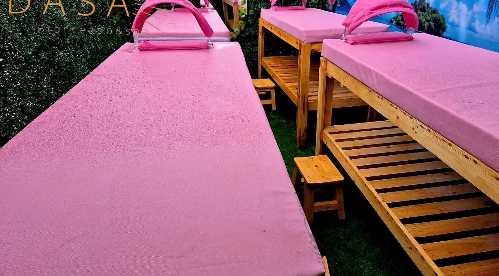 Camillas rosas en Dasa Bronceado&Spa, Buenaventura, Valle Del Cauca, CO, ideales para relajación y bienestar.