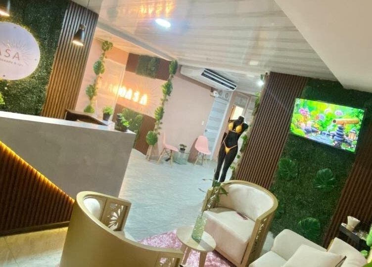 Recepción de Dasa Bronceado&Spa en Buenaventura, Valle Del Cauca, CO, con interiores acogedores y modernos.