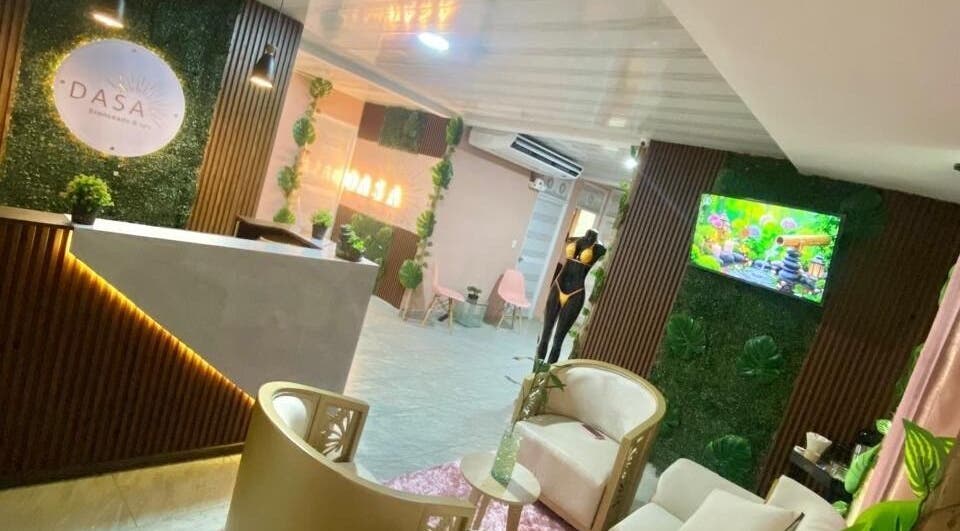 Recepción de Dasa Bronceado&Spa en Buenaventura, Valle Del Cauca, CO, con interiores acogedores y modernos.