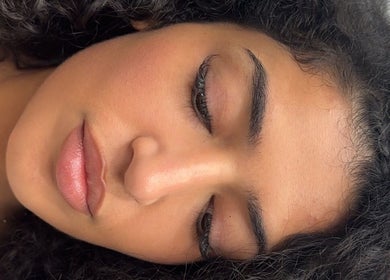 A woman relaxing at Wellness Spa in Montréal, Québec, CA enjoying a soothing facial treatment.