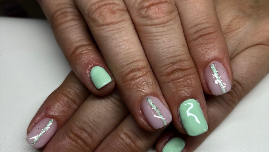 Manucure pastel à Océan de bonheur, Val d’Oust, Bretagne, FR, avec vernis menthe et rose.