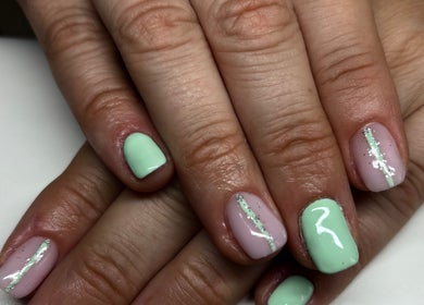 Manucure pastel à Océan de bonheur, Val d’Oust, Bretagne, FR, avec vernis menthe et rose.