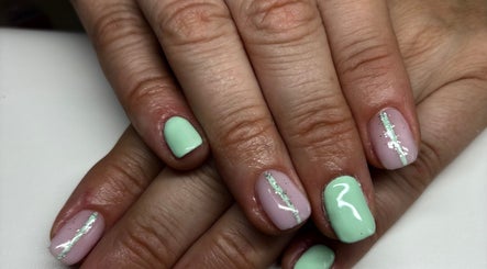 Manucure pastel à Océan de bonheur, Val d’Oust, Bretagne, FR, avec vernis menthe et rose.