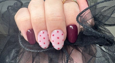 Nail art avec motifs à pois rouges à Océan de bonheur, Val d’Oust, Bretagne, FR.