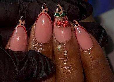 Manucure cerise élégante chez Sofness.beauty.nails à Fort-de-france, MQ. Ongles stylisés avec motifs uniques.