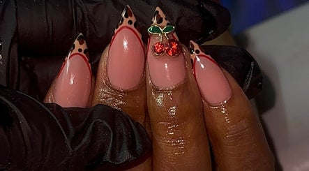 Manucure cerise élégante chez Sofness.beauty.nails à Fort-de-france, MQ. Ongles stylisés avec motifs uniques.