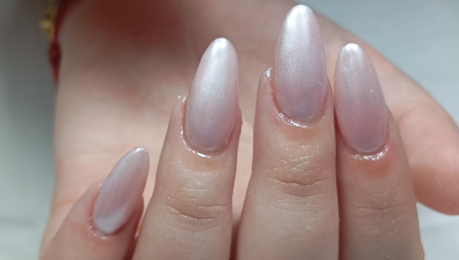 Manicura elegante en Angiebellnails Studio, Badalona, Cataluña, ES.