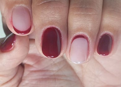 Manicura rojo rubí en Angiebellnails Studio, Badalona, Cataluña, ES.
