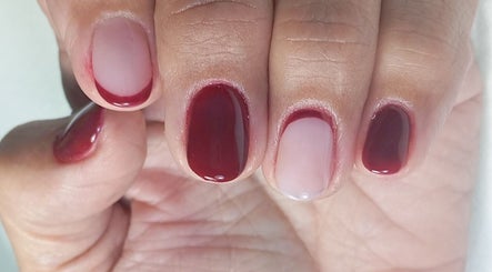 Manicura rojo rubí en Angiebellnails Studio, Badalona, Cataluña, ES.