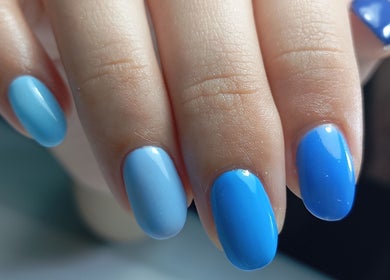 Manicura azul luminoso en Angiebellnails Studio, Badalona, Cataluña, ES.