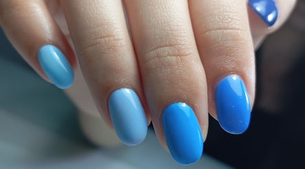 Manicura azul luminoso en Angiebellnails Studio, Badalona, Cataluña, ES.
