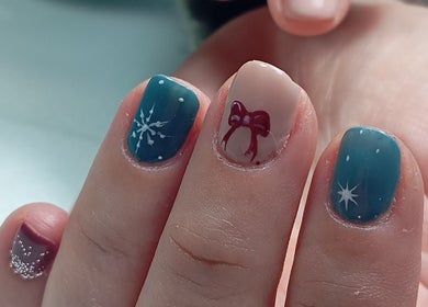 Diseño de uñas festivo en Angiebellnails Studio, Badalona, Cataluña, ES. Arte detallado navideño.