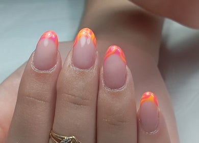 Diseño de uñas fluorescentes en Angiebellnails Studio, Badalona, Cataluña, ES.