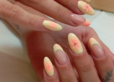 Manicura floral en Angiebellnails Studio, Badalona, Cataluña, ES, con diseño de flores en tonos pastel.