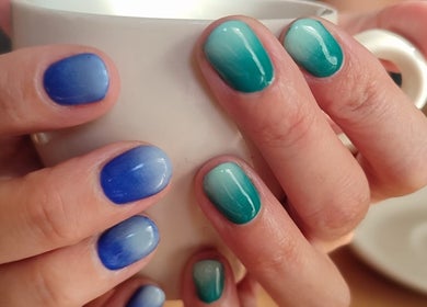 Manicura en azul y verde en Angiebellnails Studio, Badalona, Cataluña, ES.