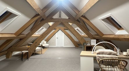 Elegant timber beams in the Luxe Barn of Tommo’s Treatments, Tickenham, England, GB.