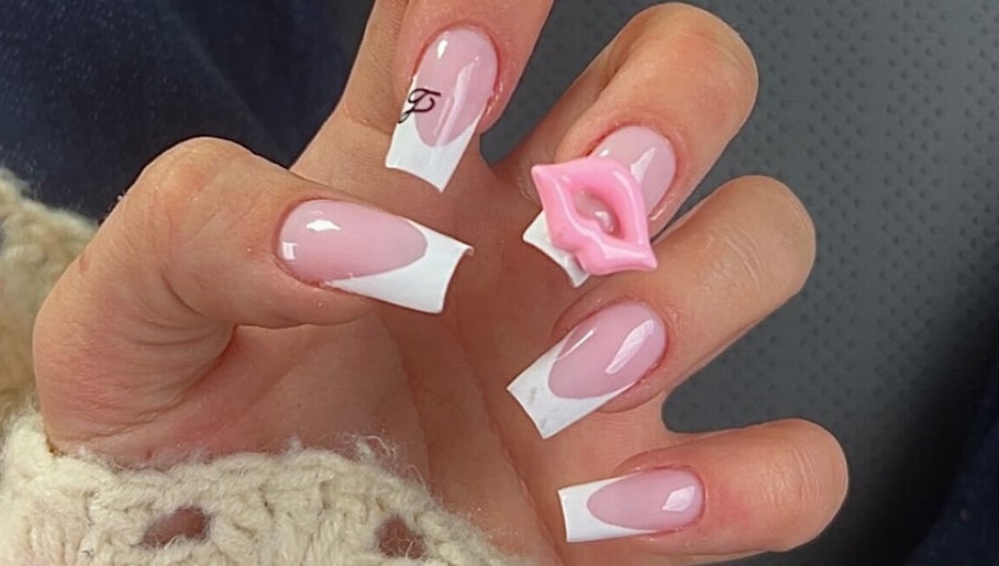 Manucure rose et blanche avec design à JSK BEAUTY, Lyon, Auvergne-rhône-alpes, FR.