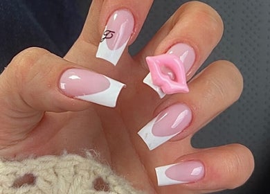 Manucure rose et blanche avec design à JSK BEAUTY, Lyon, Auvergne-rhône-alpes, FR.