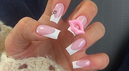 Manucure rose et blanche avec design à JSK BEAUTY, Lyon, Auvergne-rhône-alpes, FR.