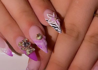 Design d'ongles créatif rose et or chez JSK BEAUTY, Lyon, Auvergne-rhône-alpes, FR.