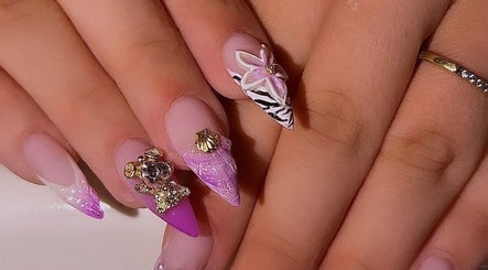 Design d'ongles créatif rose et or chez JSK BEAUTY, Lyon, Auvergne-rhône-alpes, FR.