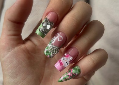 Nail art créatif avec motifs verts et bijoux à JSK BEAUTY, Lyon, Auvergne-rhône-alpes, FR.