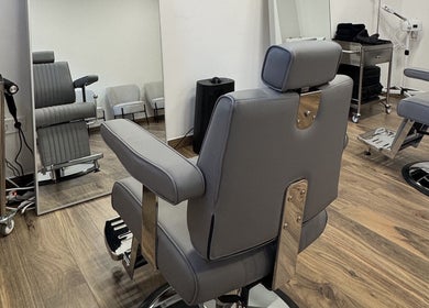 Cadeira de barbeiro moderna no UNIQ Barbershop em Póvoa De Varzim, Porto, PT.