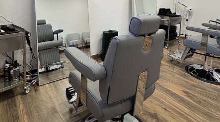 Cadeira de barbeiro moderna no UNIQ Barbershop em Póvoa De Varzim, Porto, PT.