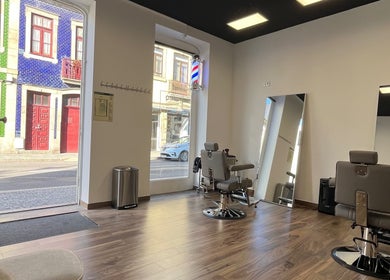 Interior moderno da UNIQ Barbershop em Póvoa De Varzim, Porto, PT, com vista para a rua.