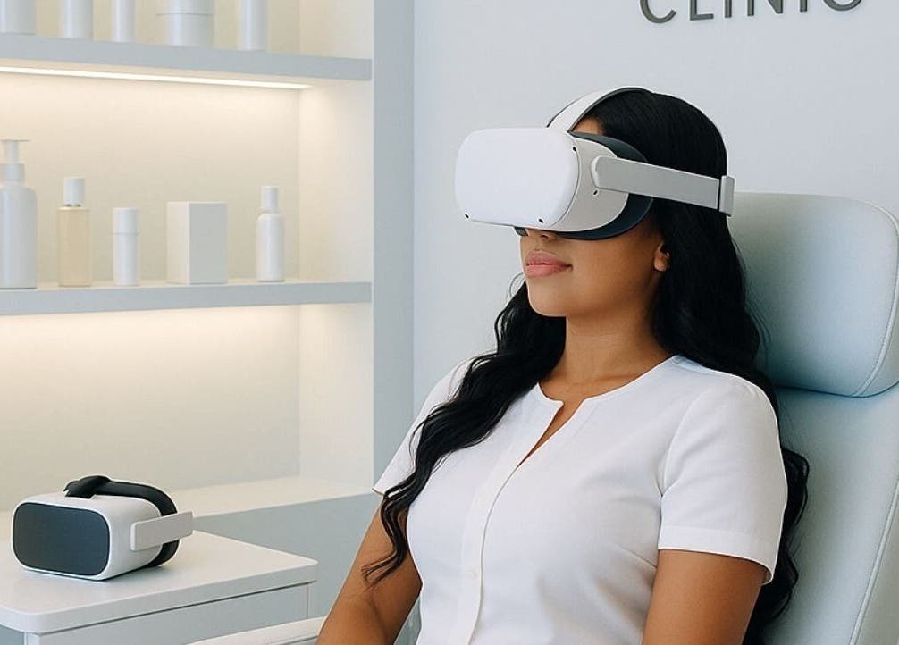 Cliente en NOVA Clinic, Santiago De Los Caballeros, disfrutando tratamiento VR de bienestar.