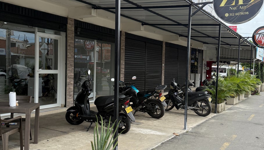 Fachada de Zulbet Diaz Nail Art en Candelaria, CO, mostrada con motos estacionadas al frente.
