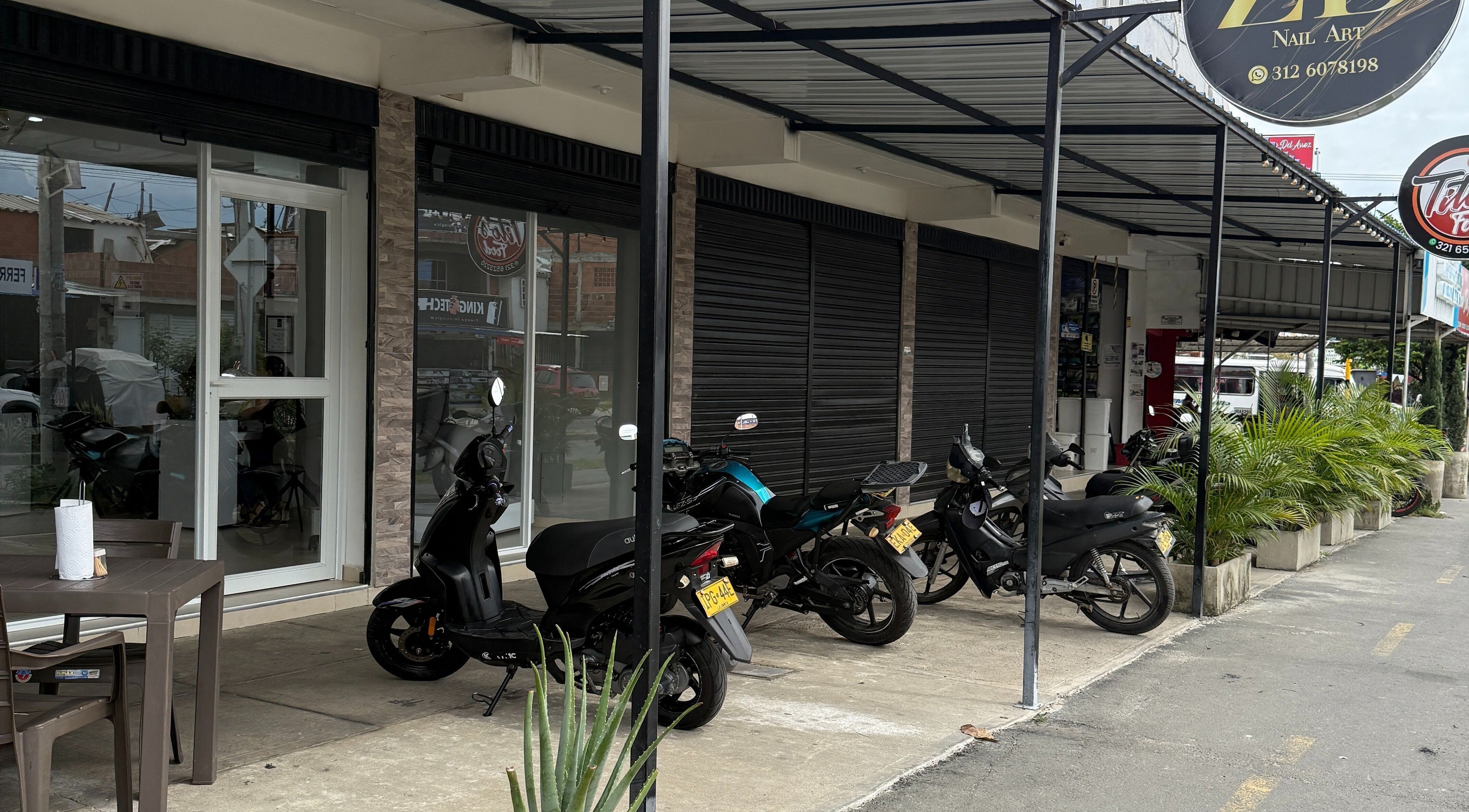 Fachada de Zulbet Diaz Nail Art en Candelaria, CO, mostrada con motos estacionadas al frente.