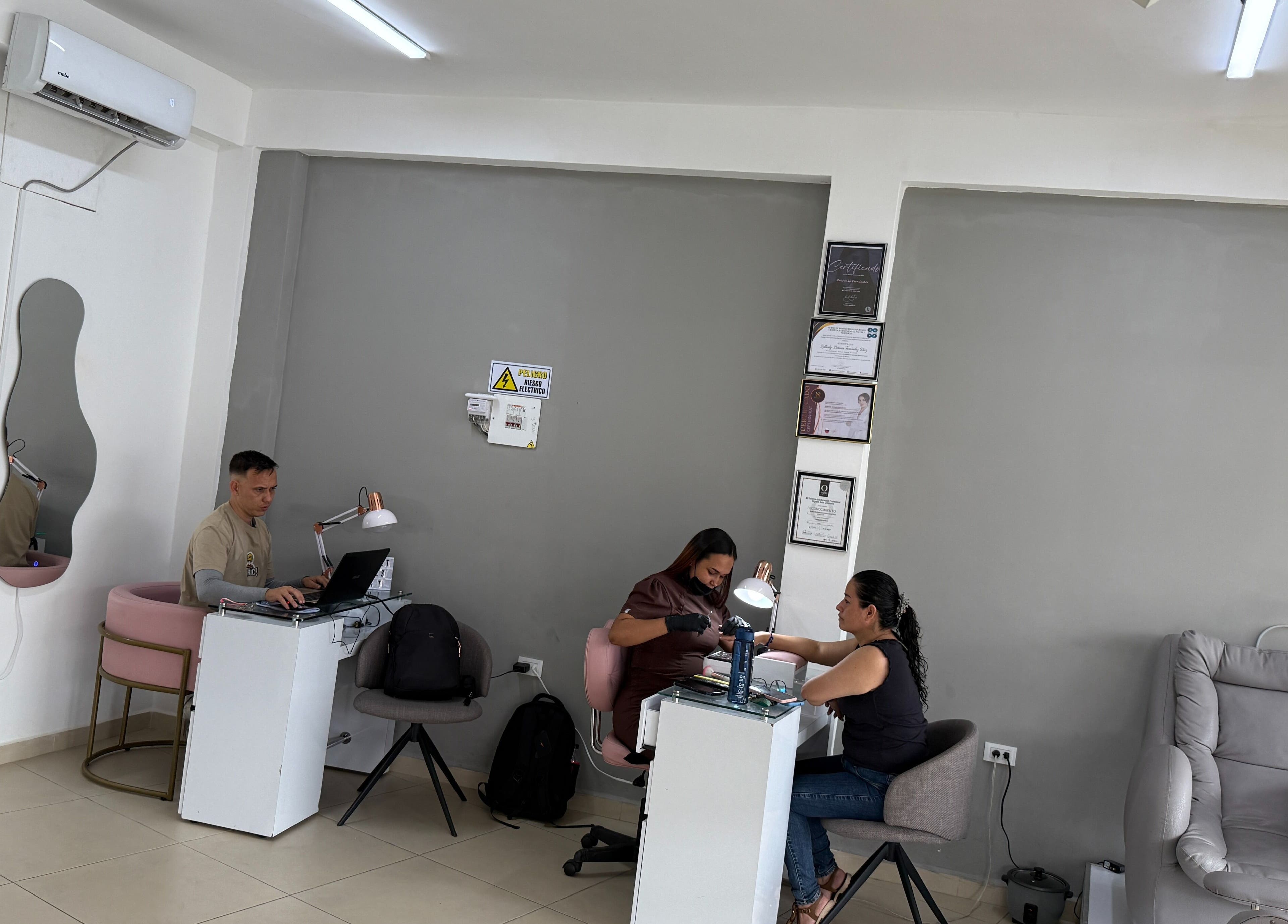 Servicio de manicura en Zulbet Diaz Nail Art, Candelaria, CO. Ambiente moderno y cómodo para el cuidado de uñas.