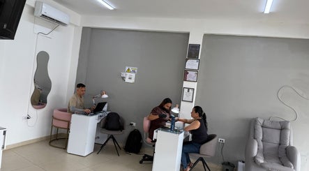 Servicio de manicura en Zulbet Diaz Nail Art, Candelaria, CO. Ambiente moderno y cómodo para el cuidado de uñas.