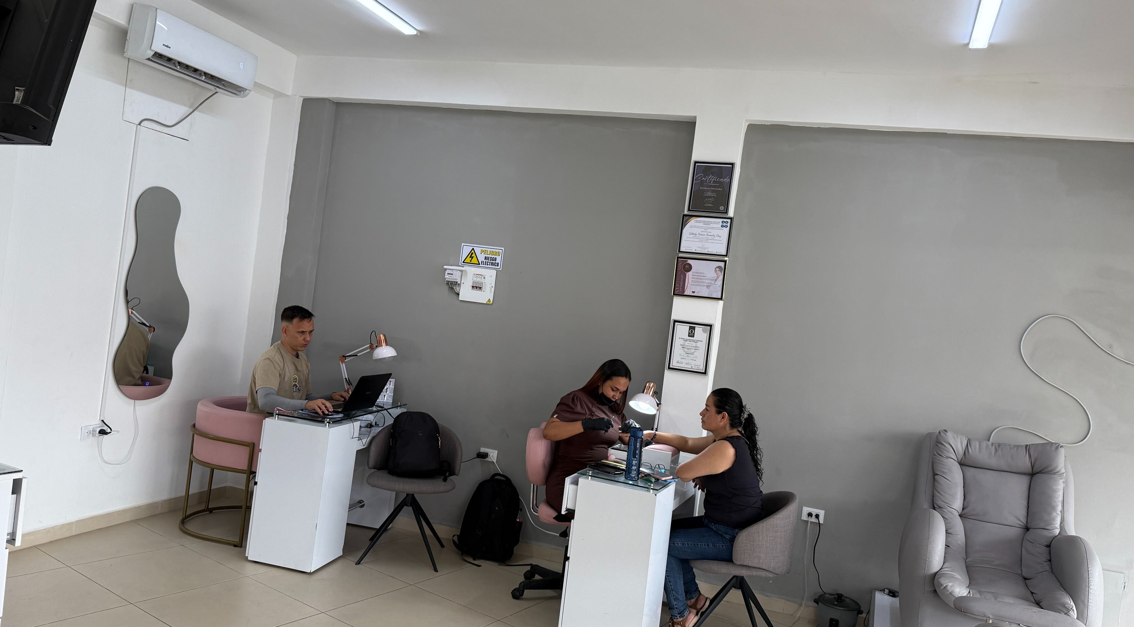 Servicio de manicura en Zulbet Diaz Nail Art, Candelaria, CO. Ambiente moderno y cómodo para el cuidado de uñas.